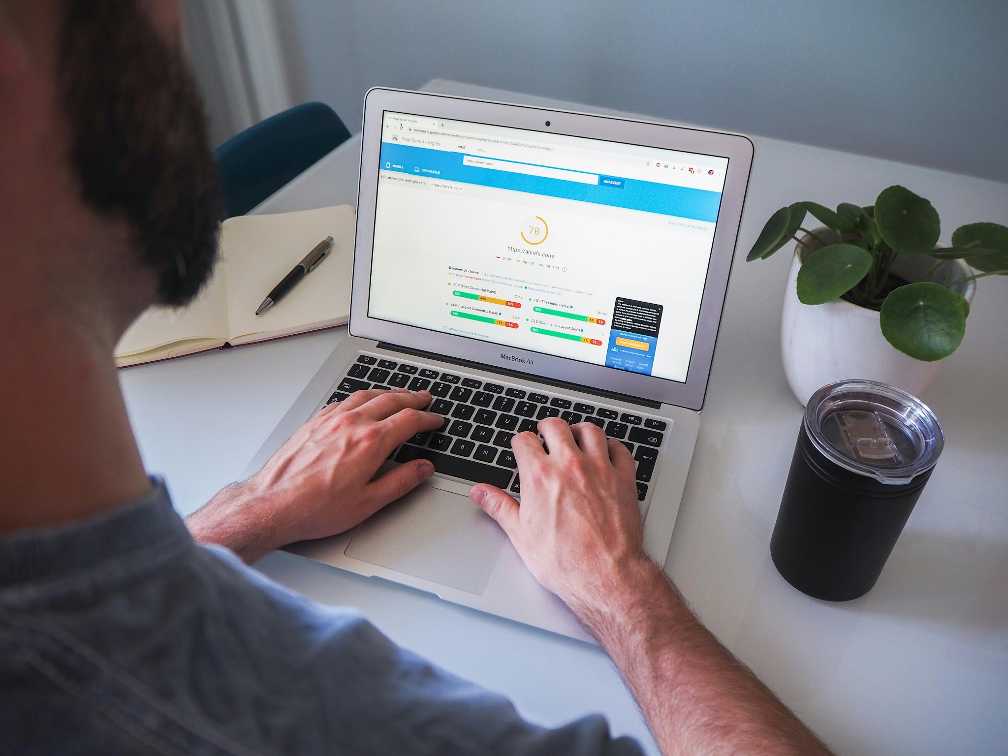 Специалист анализирует показатели поисковой оптимизации сайта